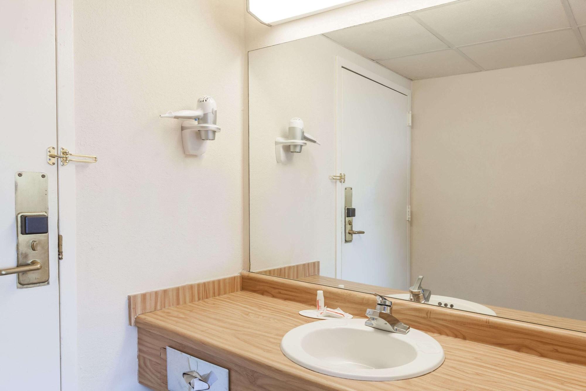 Days Inn Syracuse Іст-Сіракуз Екстер'єр фото
